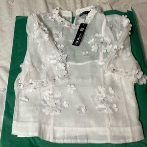 Gorgeous white top with flowers